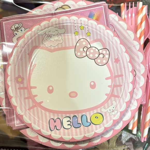 Hello Kitty 47 Piece Pink and White Party Tableware Set - Picture 5 of 13